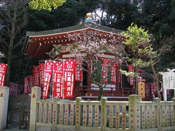 江ノ島神社の奉安殿.jpg